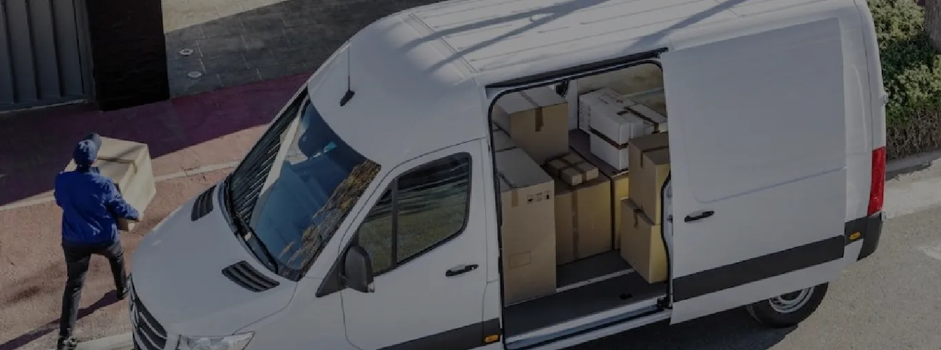 Camioneta de reparto en carretera