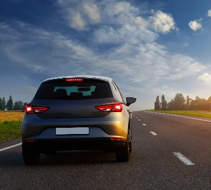 Auto en carretera al atardecer